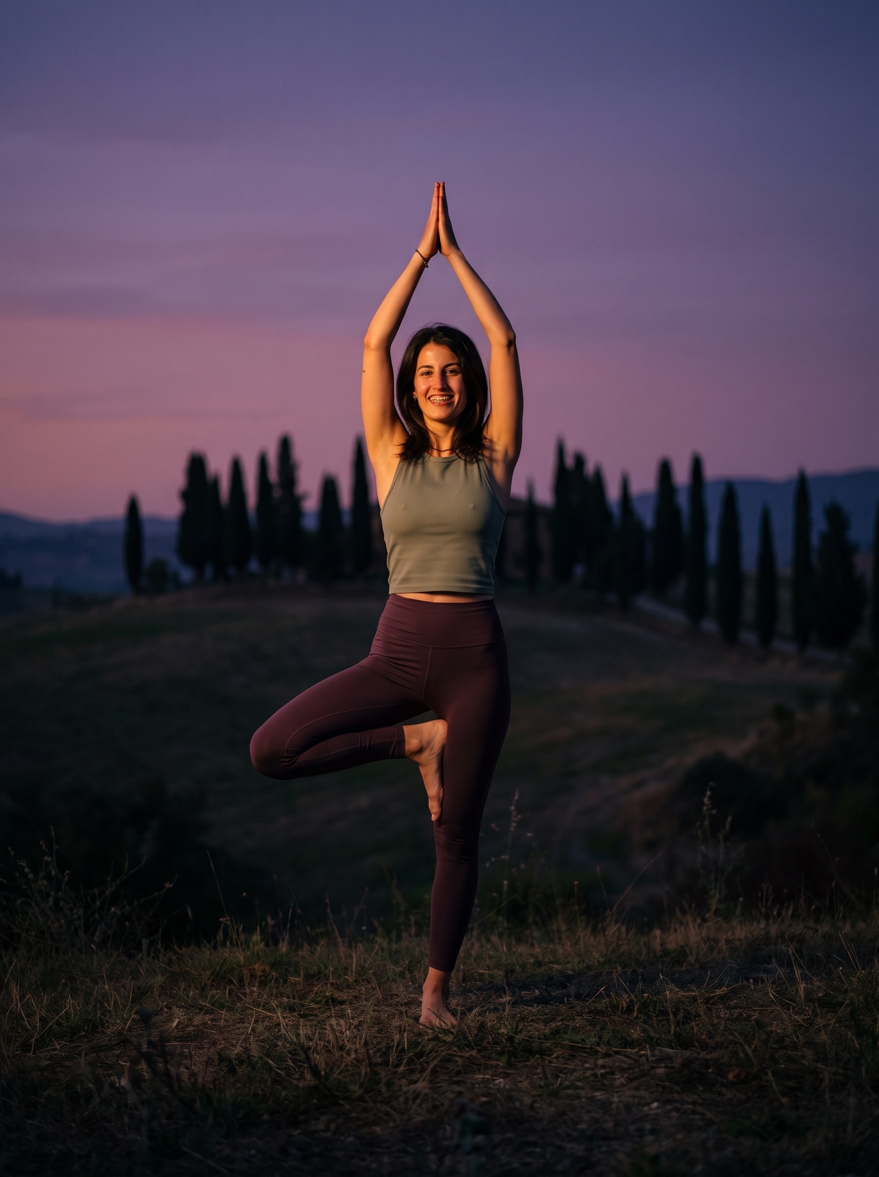 Martina nella posizione dell'albero al tramonto tra le colline